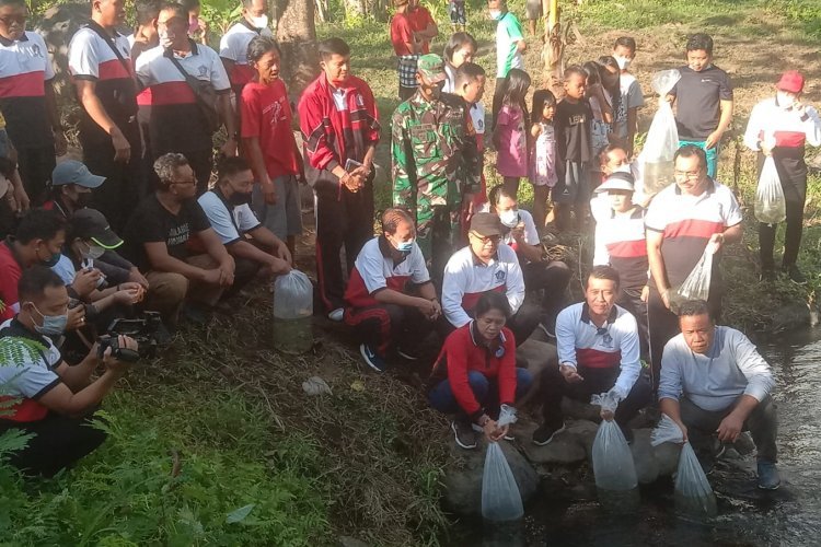 Tebar Bibit Ikan, Jaga Ekosistem Alam