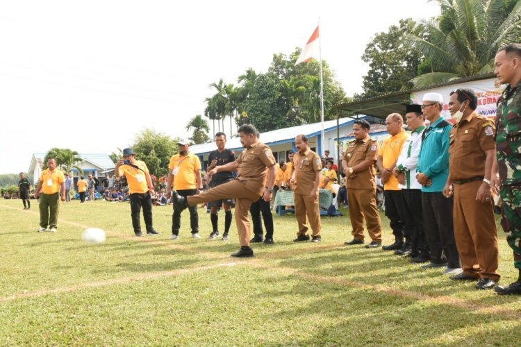 Sekda Darwin Zein Buka Turnamen Sepak Bola Forkopimcam Cup I