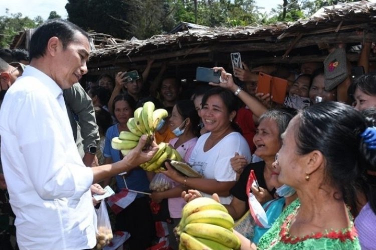 Temui Pedagang di Pasar Alasa, Presiden Jokowi Beli Pisang Seharga Rp5.000
