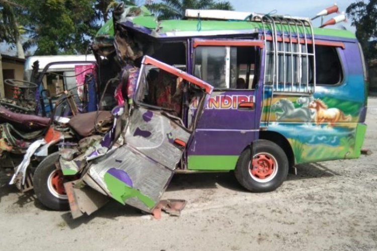 Bus Tabrak Truk Parkir di Jalinsum Asahan, 2 Penumpang Tewas