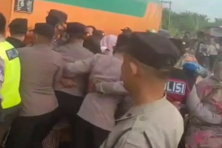 Ingkar Janji, Emak-emak yang Hadang Truk CPO PT PPSP Bentrok dengan Polisi