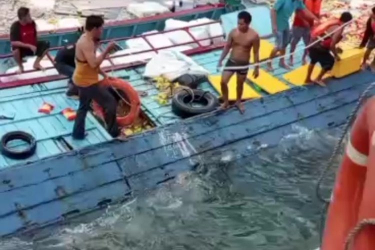 Kapal Kargo Antar Pulau Karam di Perairan Selat Malaka