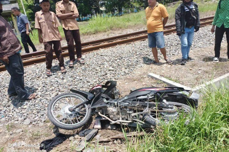 Sepeda Motor Disambar Kereta Api, Ibu dan Anak Terluka