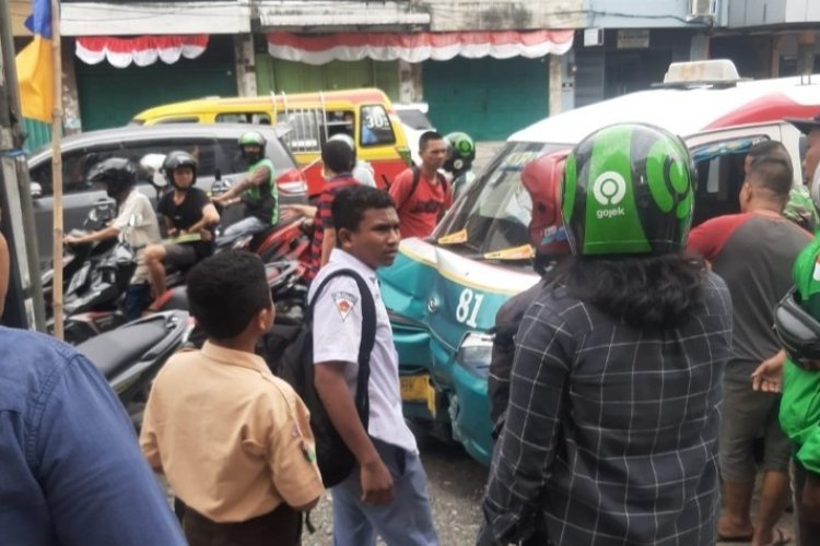 Angkot Ugal-ugalan Tabrak Tiang Listrik Hingga Ringsek, 3 Orang Terluka