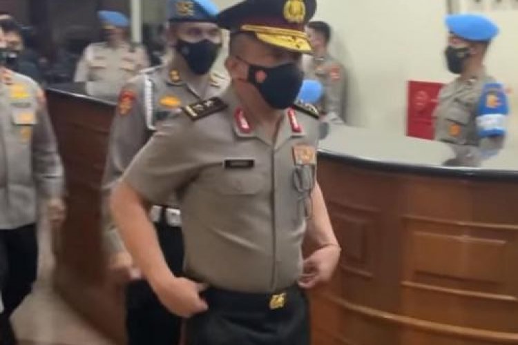 Hadiri Sidang Etik, Ferdy Sambo Lepas Emblem Polri