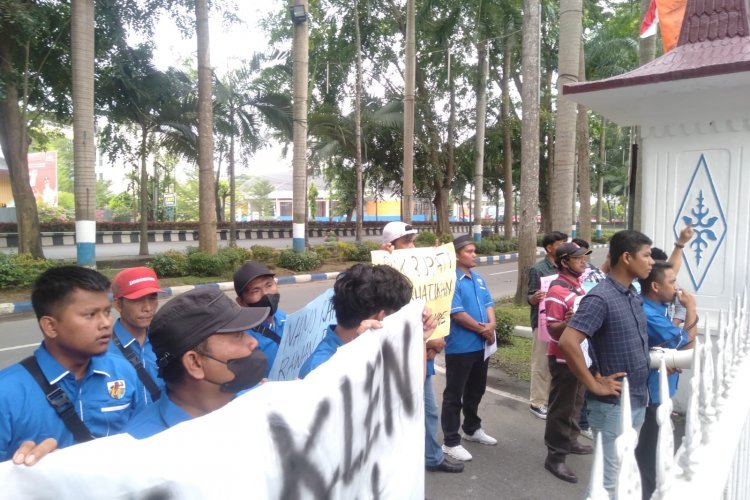 Massa KNPI Nyaris Bentrok Dengan Satpol PP Deli Serdang