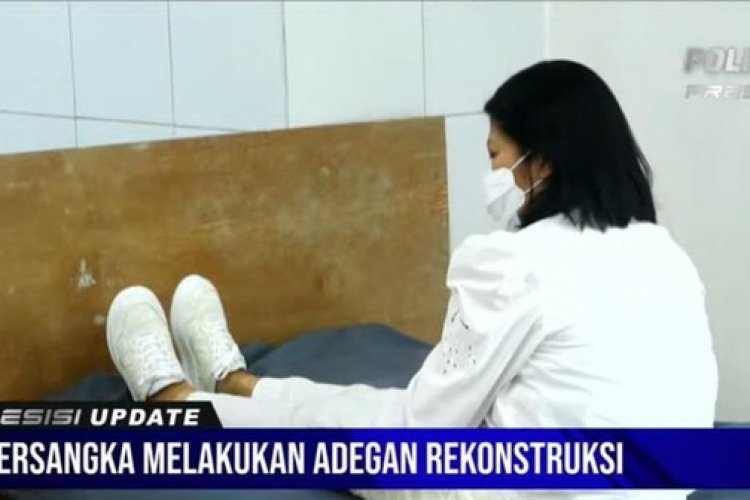 Putri Chandrawathi Pakai Baju Serba Putih di Rekonstruksi Pembunuhan Brigadir J