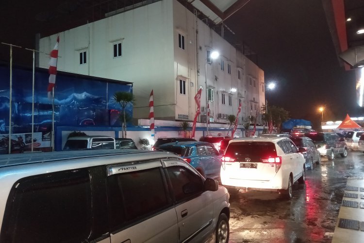Buntut Isu Kenaikan Harga BBM, Ratusan Kendaraan Menyerbu SPBU di Medan