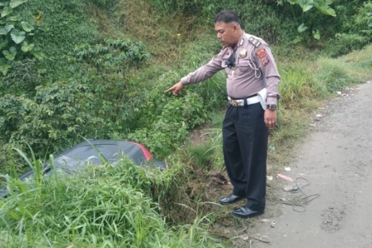 Hindari Lubang, Mobil Malah Masuk Jurang