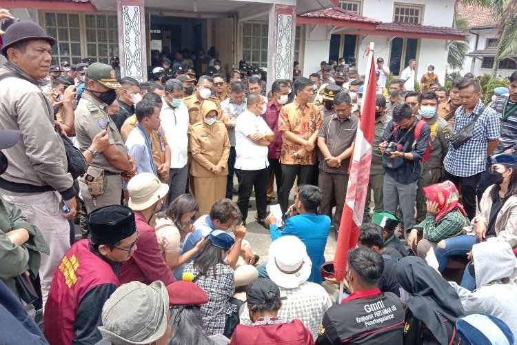 Geruduk DPRD Pematang Siantar, Mahasiswa Tolak Kenaikan Harga BBM
