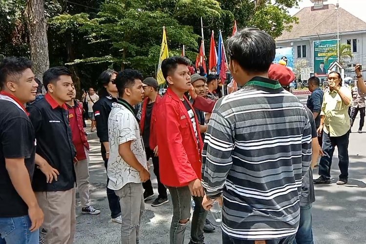 Demo Mahasiswa Tolak Kenaikan BBM Ricuh, Polisi Tembakkan Gas Air Mata