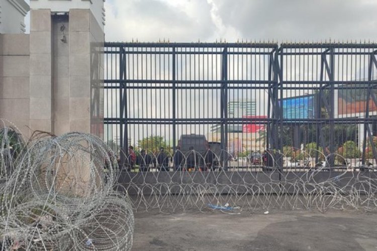 Jelang Demo Tolak BBM Naik, Kawat Berduri Dipasang di Depan Gedung DPR