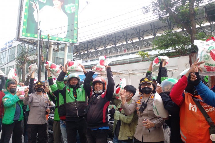 Bantu Masyarakat Hadapi Dampak Kenaikan Harga BBM, Polrestabes Medan Bagi Sembako