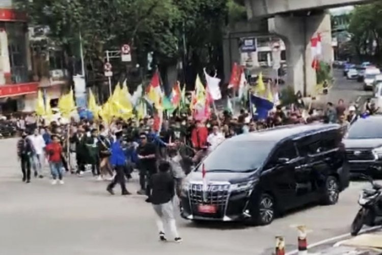 Mobil Maruf Amin Dihadang Demonstran di Palembang