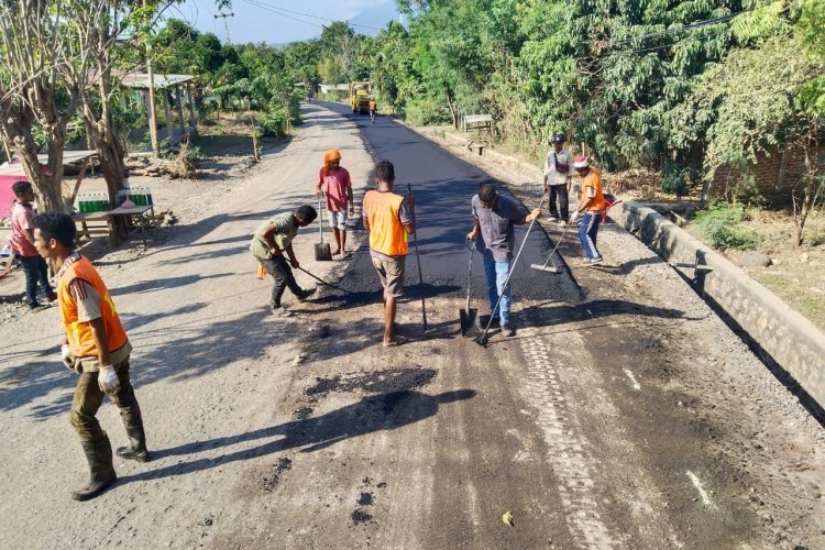 PT Lima Satu Kebut Hotmix Jalan dalam Kota Lewoleba, Sambut Pembukaan ETMC