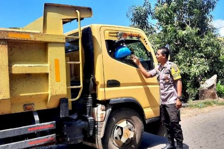 Polsek Titehena Beri Sembako Bagi Para Sopir dan Tukang Ojek