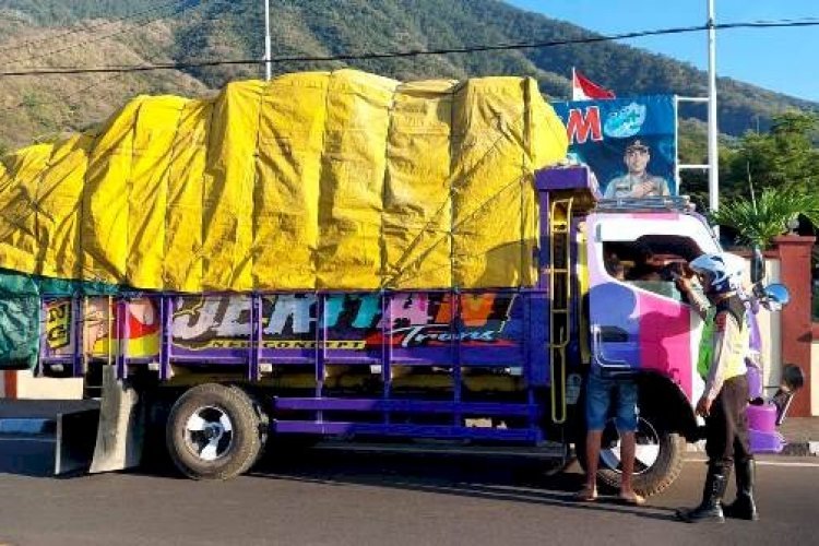 Polres Flotim Tertibkan Mobil Angkutan Barang yang Melebihi Kapasitas