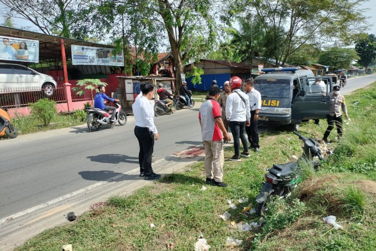Viral di Medsos, Wanita Paruh Baya Dibacok Mantan Suami di Tepi Jalan