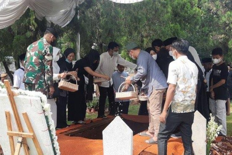 Jenazah Azyumardi Azra Disholatkan Imam Besar Masjid Istiqlal Hingga Pemakaman Secara Militer