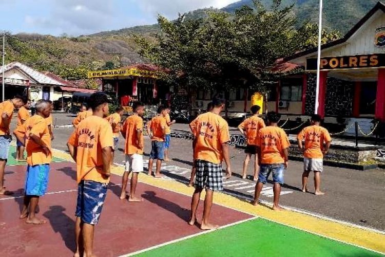 Jaga Kebugaran Para Tahanan, Polres Flotim Gelar Olahraga dan Pemeriksaan Kesehatan