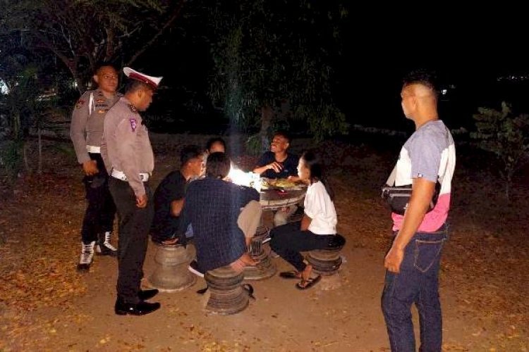 Jaga Keamanan, Personil Polres Flotim Lakukan Himbauan dan Patroli