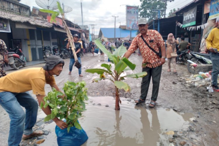 Ratusan Massa Tanam Pohon Sebagai Bentuk Protes Jalan Rusak di Labuhanbatu