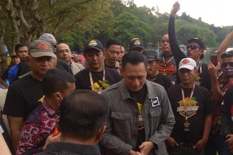 Jambore Overlanding Indonesia: AHY Camping Bareng Peserta di Pantai Pakkodian Danau Toba