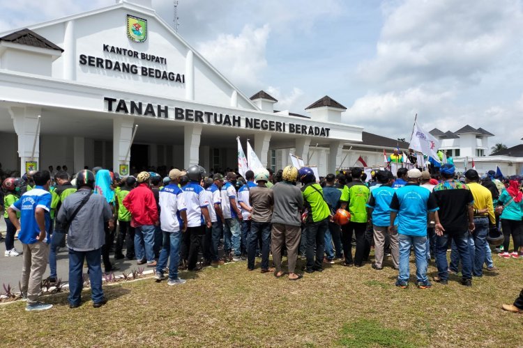Tuntut Kenaikan Upah dan Tolak Kenaikan BBM, Ratusan Buruh Unjuk Rasa di Sergai