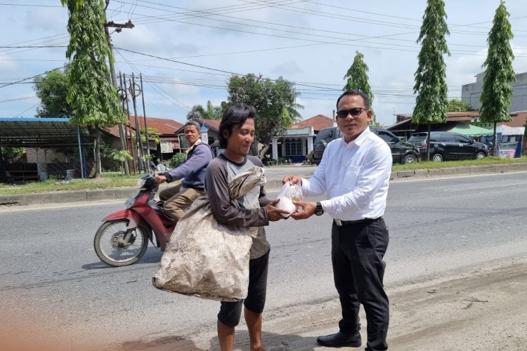 Ringankan Beban Warga, Polresta Deli Serdang Bagikan Bansos Kepada Masyarakat