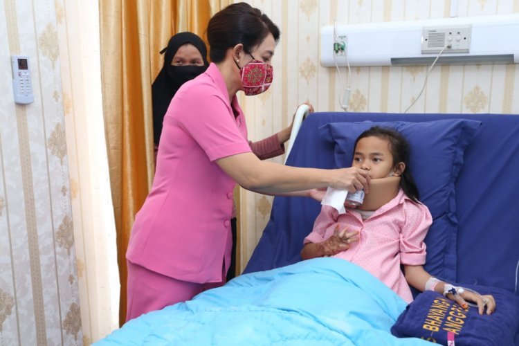 Jenguk Pasien Anak Korban Luka Bakar, Ketua Bhayangkari Daerah Sumut: Semangat ya Nak