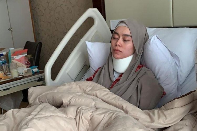 Foto Lesti Kejora Gunakan Penyangga Leher Beredar