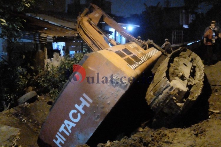 Satu Unit Ekskavator Amblas dan Nyaris Menimpah Rumah Warga
