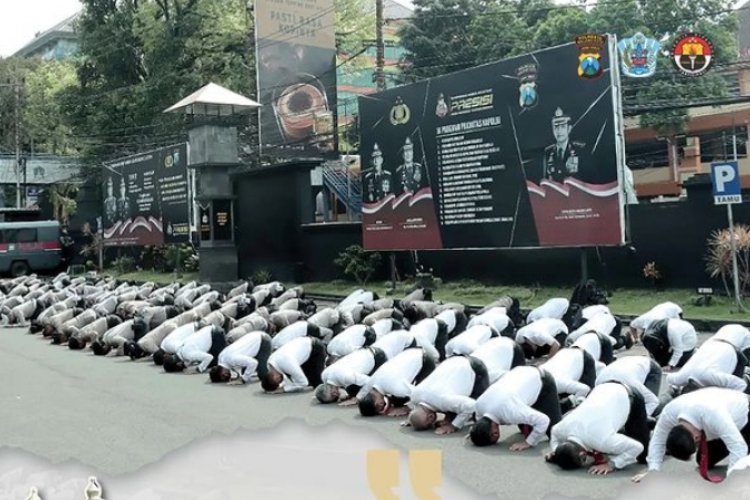 Tragedi Kanjuruhan Makan Banyak Korban, Jajaran Polres Malang Sujud Minta Maaf