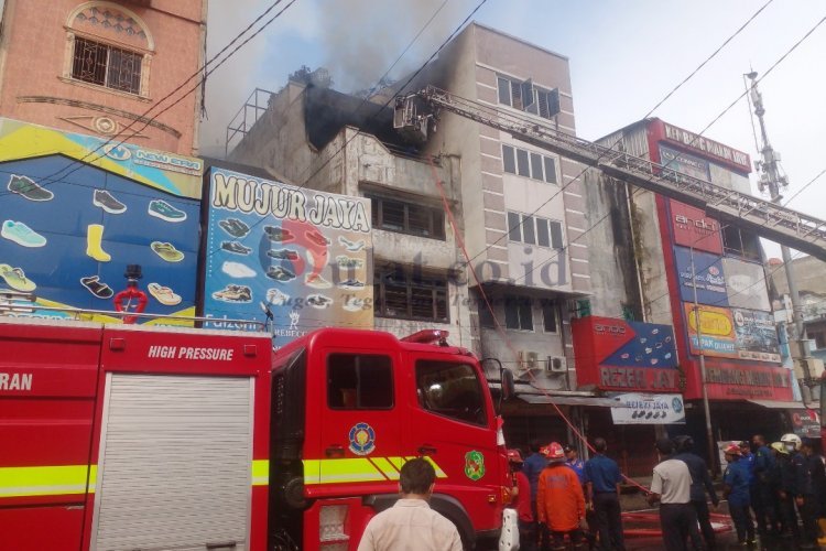 Toko Sepatu di Pasar Sambu Medan Hangus Terbakar