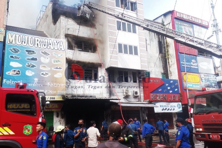 Toko Sepatu Terbakar, 1 Korban Luka