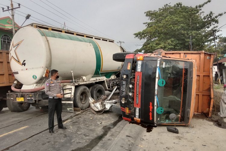 Kecelakaan Truk Tangki Vs Dump Truk di Sergai, Pengemudi Luka-Luka