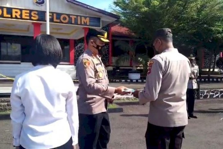 Kapolres Flotim Berikan Penghargaan Kepada 5 Anggota Polres yang Berprestasi