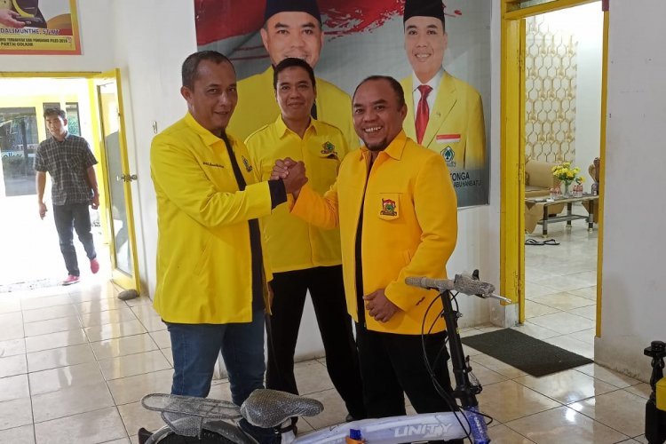 Ketua PK Rantau Selatan Partai Golkar Berikan Sepeda Sport Ke DPD Partai Golkar Kabupaten Labuhanbatu Dalam Meriahkan HUT Partai Golkar Ke-58