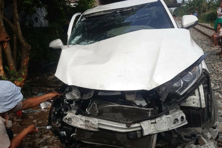 Mobil Bersiri 4 Orang Ditabrak Kereta Api Sampai Terseret 8 Meter