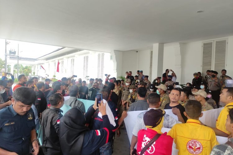 Buntut Oknum Kadis Ancam Wartawan, Sowak Demo Kantor Bupati Sergai