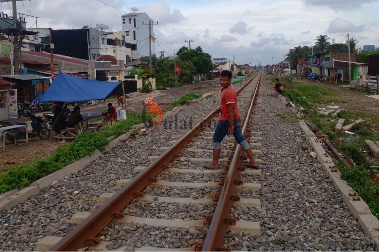 Diduga Cekcok di Atas Rel Kereta Api, 1 Orang Tewas dan 2 Orang Masuk RS