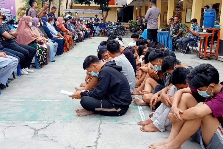 Bertemu dengan Orangtua, Polisi Lakukan Pembinaan Terhadap 26 Anggota Geng Motor di Medan Hingga Menangis
