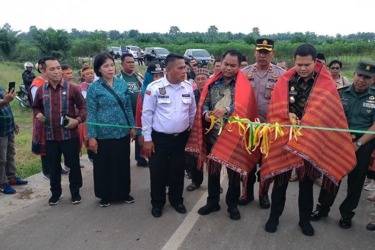 Puluhan Tahun Rusak Parah, Bupati Sergai Resmikan Jalan di Desa Malasori