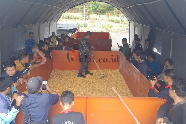 Mendemonstrasikan Alat Pengering Jagung, Teknisi Uji Coba Bed Dryer yang Dikembalikan