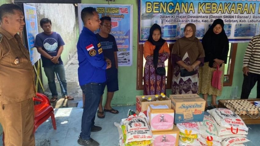 Karang Taruna Rantau Selatan Bagikan Paket Sembako kepada Korban Kebakaran