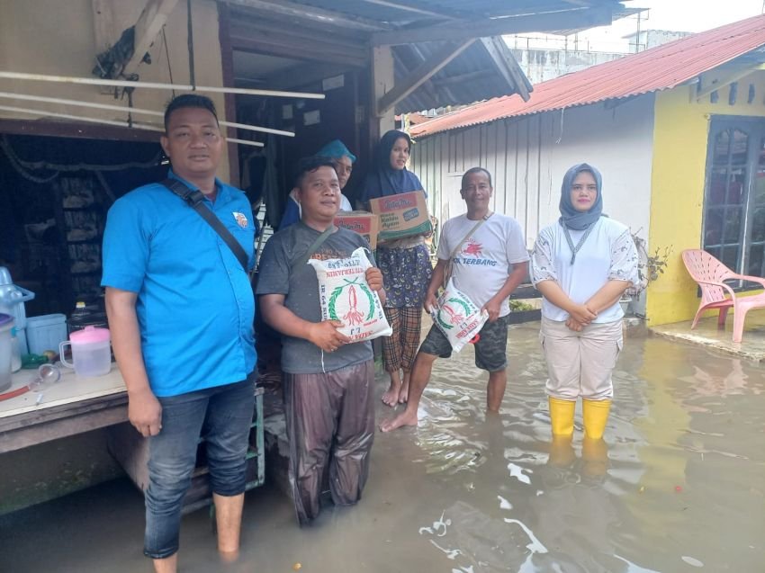 Karateker PK KNPI Medan Deli Bersama Lurah Bantu Korban Banjir