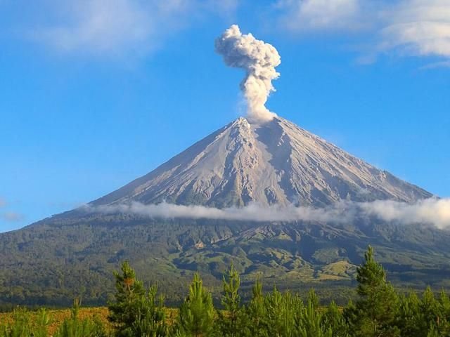 Gunung Semeru Erupsi 4 Kali Pagi Ini