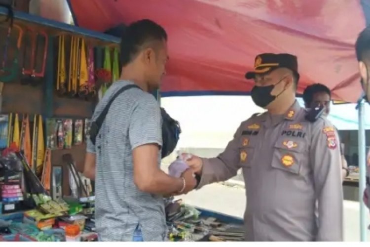 Polres Flotim Bagi Nasi Bungkus Kepada Pedagang Kaki Lima