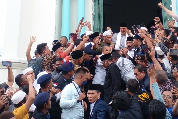 Diserbu Simpatisan di Medan, Anies Dibopong Relawan Saat Turun Tangga Masjid Raya Al Mashun