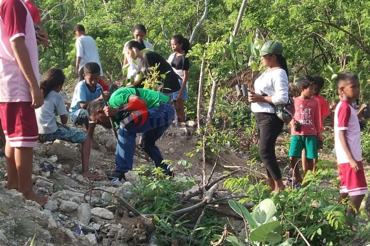 Kampanyekan Isu Perubahan Iklim, OMK St Yohanes Paulus Tanam Pohon di Desa Lamawolo